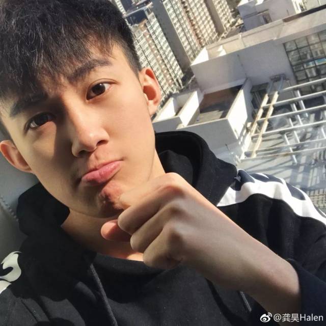 上海戏剧学院表演系 龚昊也是一枚帅气的男童靴!