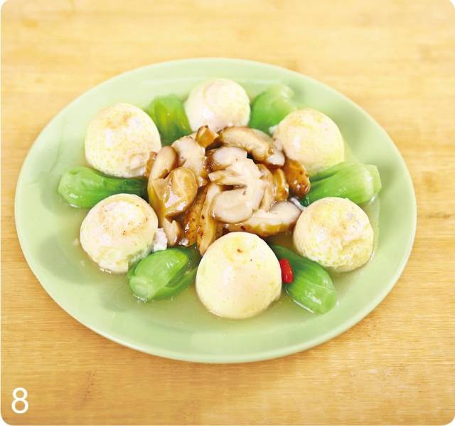 花菇无黄蛋是湖南长沙的传统名菜,蛋面色白光滑,清雅诱人食欲