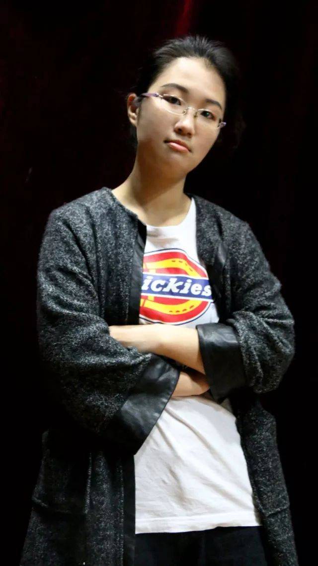 一个平行时空未受名利束缚的叶子 四人组a 庞悦意饰 四人组b 何诗雨饰