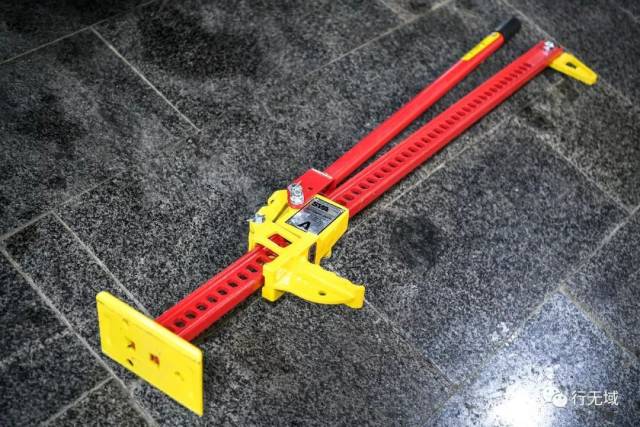 低温下,一般的千斤顶都会漏油,安全起见猴爬杆更靠谱一些