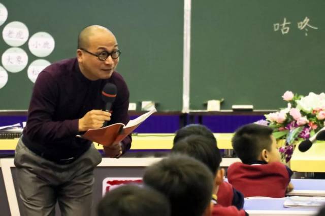 浙江省杭州市笕桥花园小学,教育哲学博士徐俊老师与孩子们学习