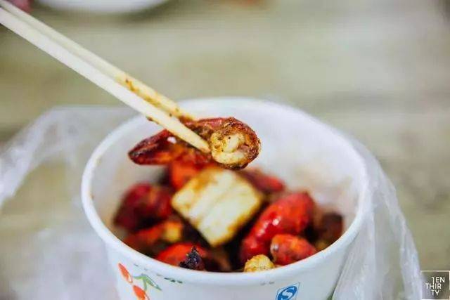 武汉粮道街往前,还有一条分分钟吃到撑的宵夜