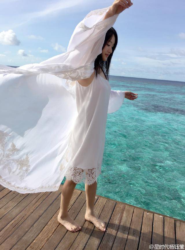 杨钰莹都快年过半百了,还穿吊带透视裙扮嫩,真是越老越敢穿!