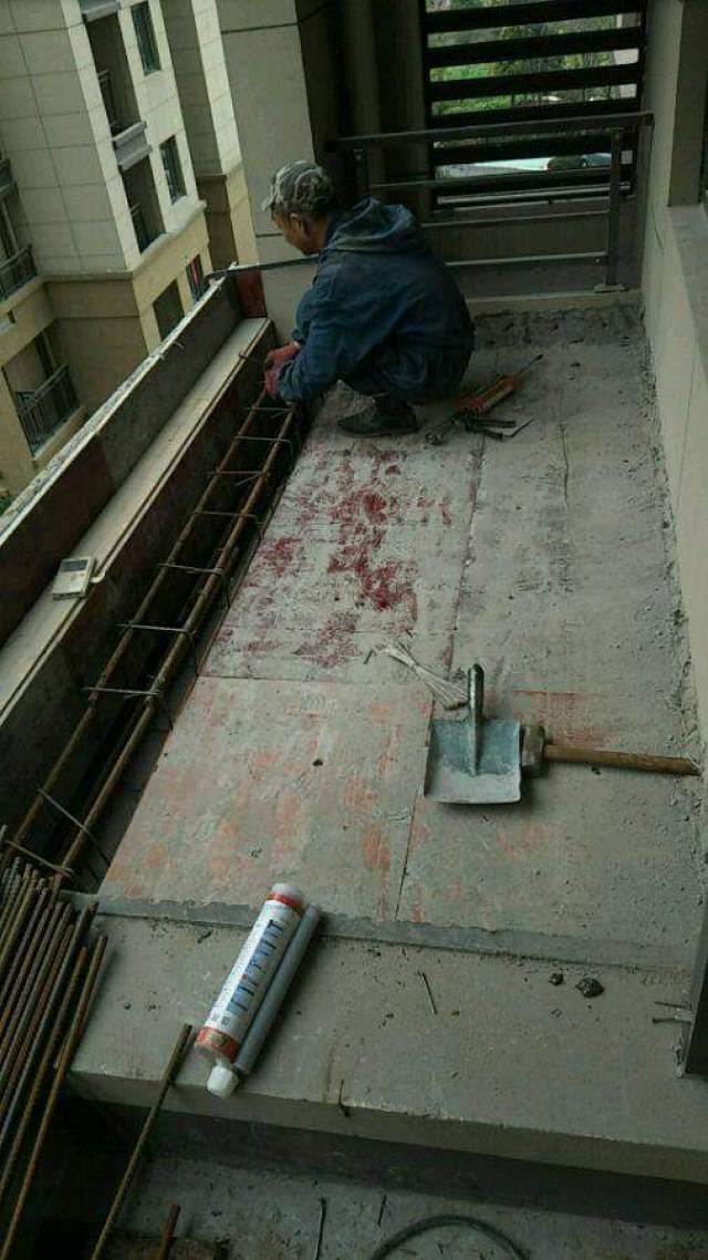 邻居这样浇筑阳台安全吗我看了都不敢住