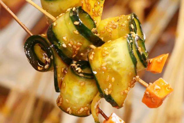 爽口又开胃的冷锅黄瓜串 怎么吃都不会胖的夏日必备 值得拥有!