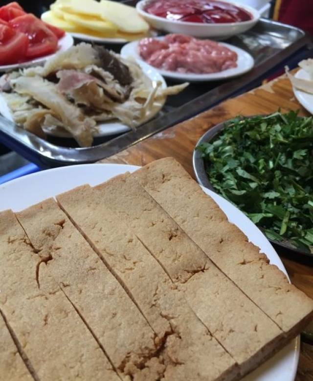 素菜里头除了常规的土豆,藕片必点,还有它家的脆豆腐,透着油气吃起巴