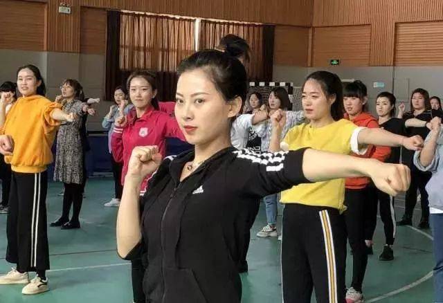上午,由国际级啦啦操裁判员,中国啦啦操金牌导师金晓阳老师为培训教师