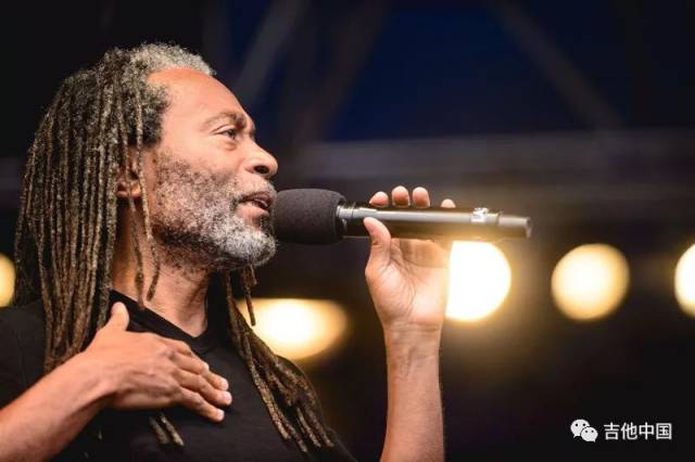 一把贝斯,一个人声,但绝对让你目瞪口呆