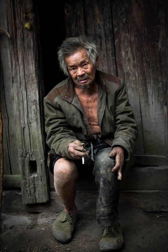 这里的人几乎不洗漱更别说洗澡 极度的贫穷保持着原始的环境