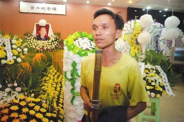 巴蜀笑星庞祖云葬礼,"梅老坎"形象深入人心,叮当悼念,千人送别