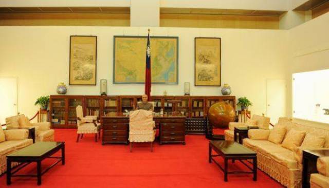 蒋介石大热天避暑为何定要侍从像古代太监那样在身后打蒲扇