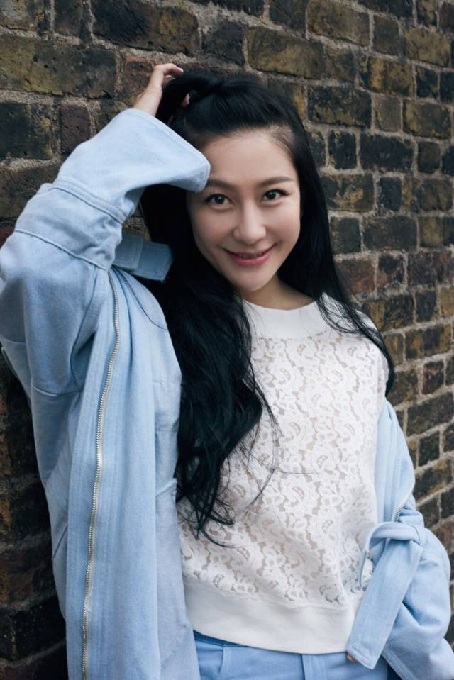 兰玉春日写真温婉柔美 赤脚读书状态惬意自然