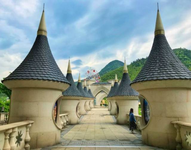 外部犹如气势恢宏,造型经典的欧洲城堡,主入口处有人造河流环绕,内部