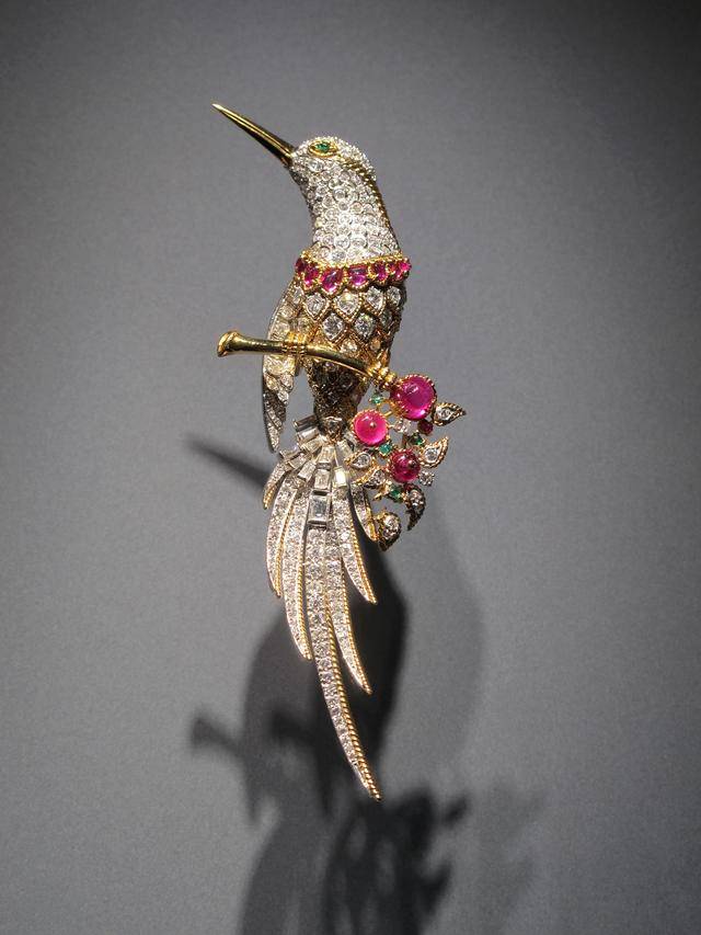 「胸针迷」梵克雅宝雅艺之美典藏臻品回顾展上的珠宝胸针