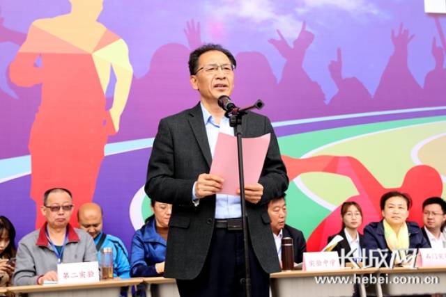 石家庄市政府秘书长,教育局局长郎金国致开幕辞.董云鹏 摄