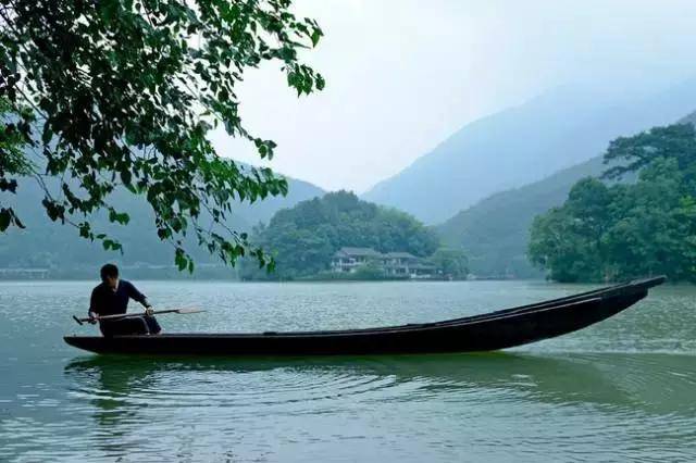 選址於桐廬南部富春江鎮蘆茨村,這裡掩映著連綿青山的富春江穿流而過