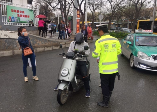 蘭州這些過馬路愛亂跑,騎著摩托車電動車喜歡