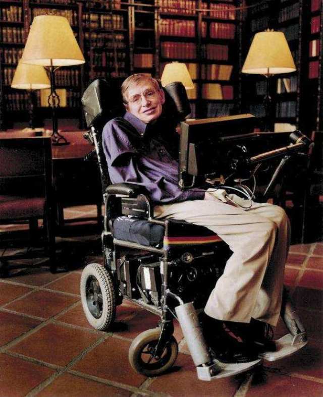 霍金离开了,但陪伴他几十年的轮椅却被完好的保留.