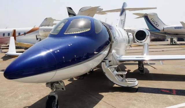 青春东航帅哥粉丝"喜提"公务机