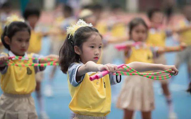 厉害了!宝安这所学校2600余师生齐跳绳操,比挑