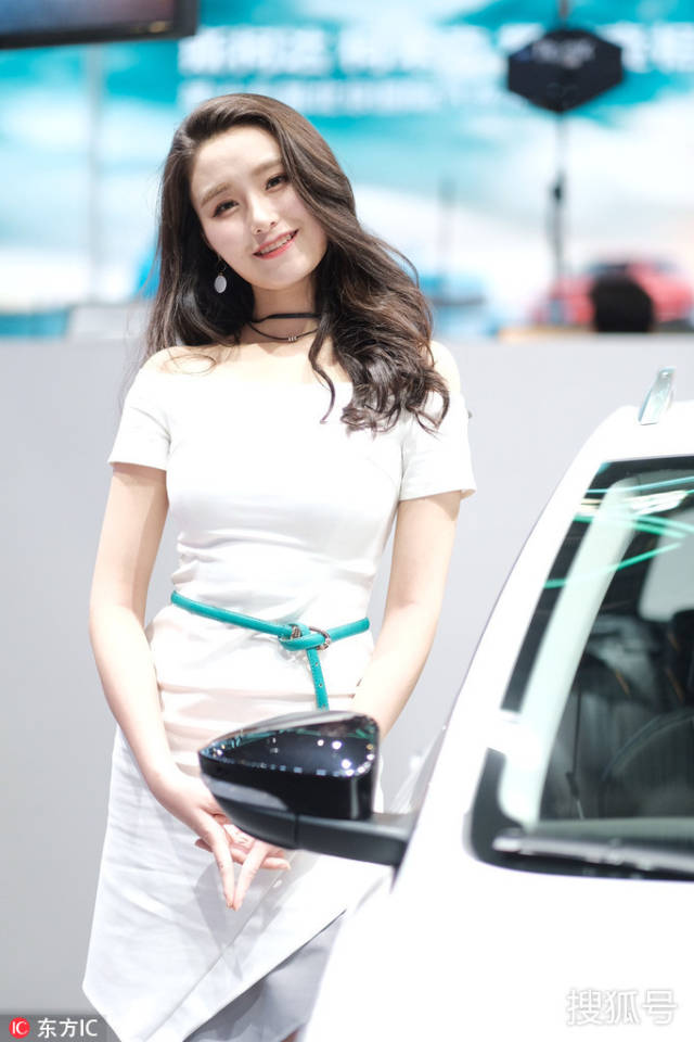 北京车展:斯柯达展台白衣小姐姐对镜头"歪头杀"