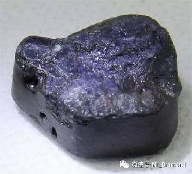 宝石级「刚玉」(corundum)的统称,主要成分为「三氧化二铝」(al2o3)