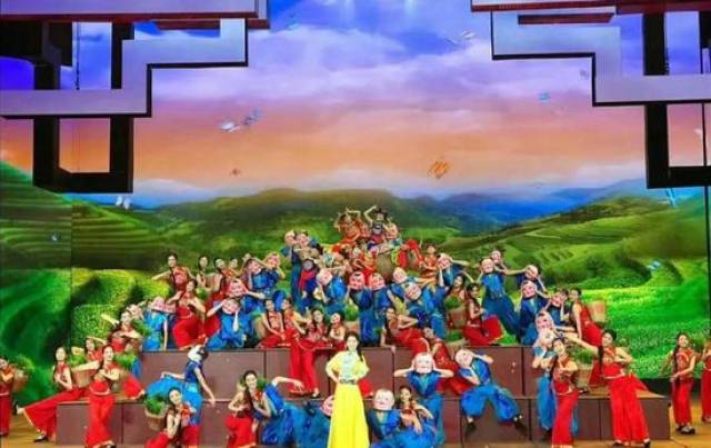 4月21日,那个惊艳了星光大道的汉中妹子彭光琴结婚了,与挚爱的他步入