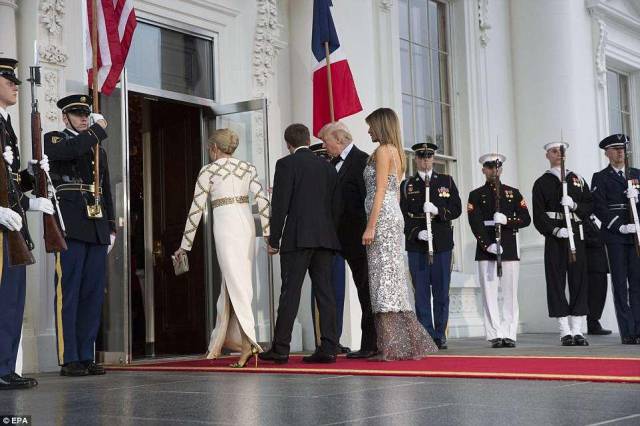 特朗普夫妇举办国宴招待马克龙夫妇,梅兰妮亚一身银色长裙秀丽