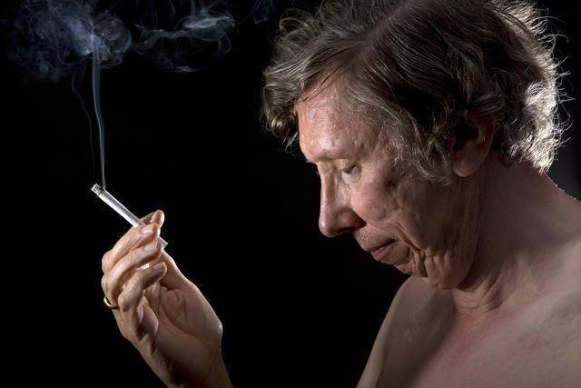 男人长期抽烟,突然戒烟对身体有害吗?恐怕会收到这6种异常变化