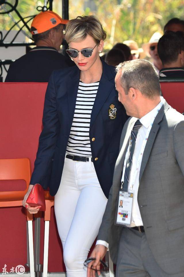 40岁摩纳哥王妃夏琳短发干练,墨镜炫酷