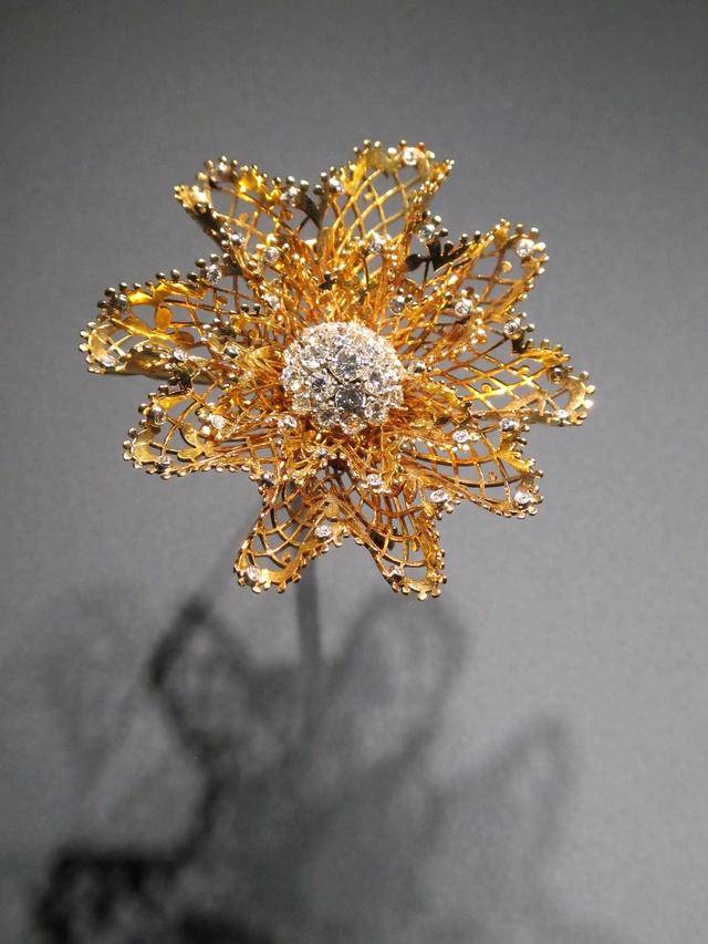 1943年制作的黄k金钻石蕾丝花朵胸针.