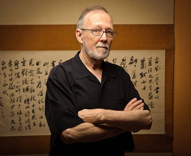 他读了很多翻译文学,承认自己的文学师承是查良铮,王道乾等翻译家.