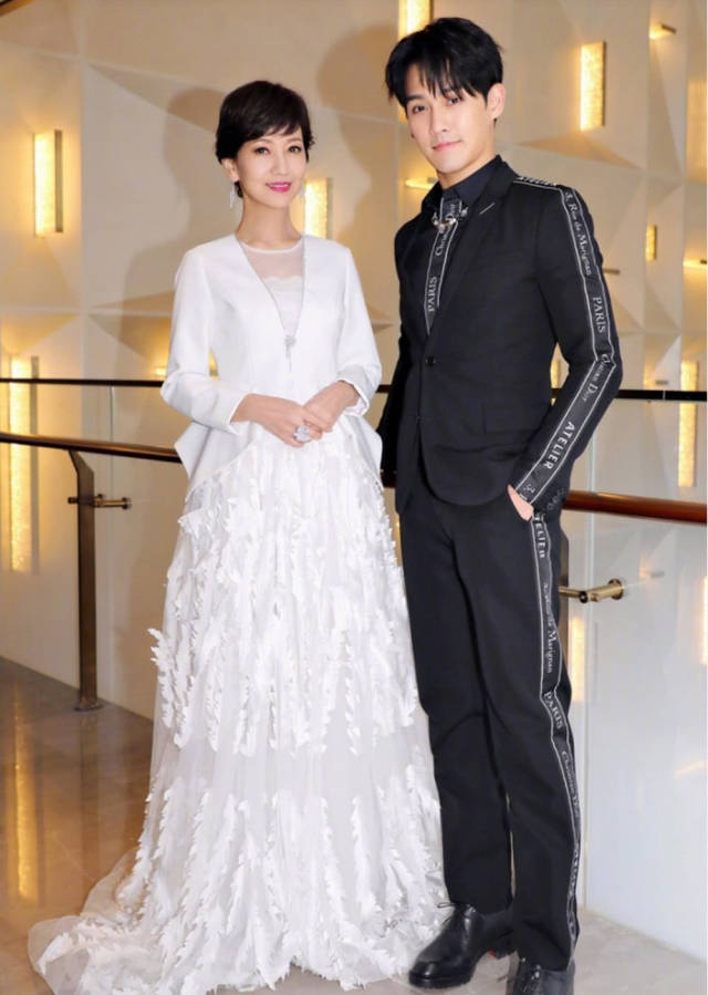 64岁赵雅芝身着一袭白裙尽显优雅大方 和老公合影满脸的幸福