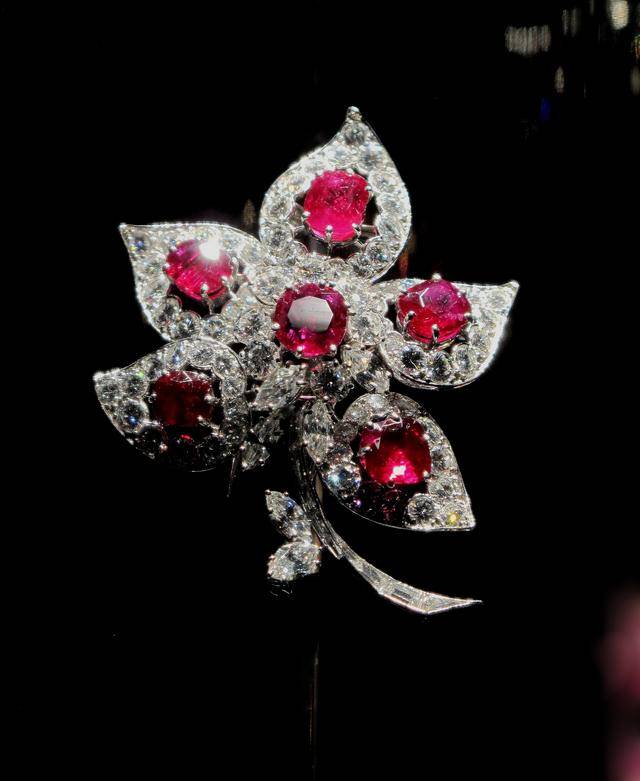 黄k金,铂金,钻石,隐秘式镶嵌红宝石菊花胸针,梵克雅宝1937年作品.