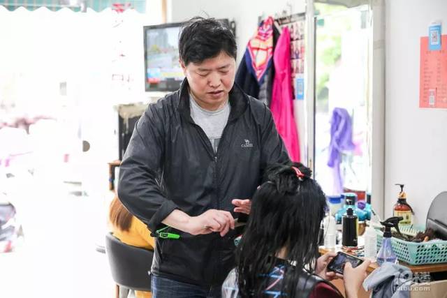 这家开在杭州小区深处的理发店,竟然藏着一位亚洲冠军!
