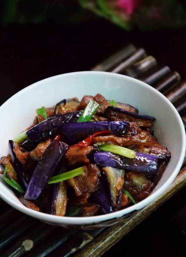 茄子和五花肉的搭配一向是下饭的组合!