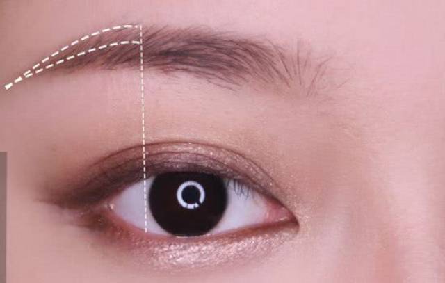 描眉峰.按照修眉时点出来的眉峰位置晕染.