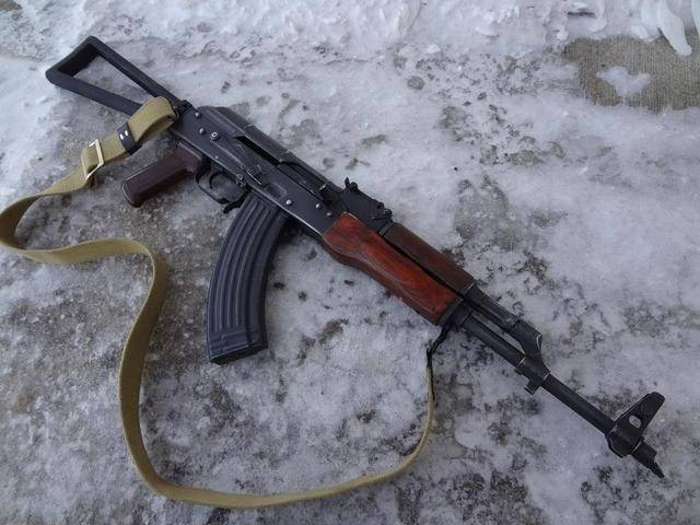1949年定型并投入生产,1959年苏军全面换装经过改进之后的akm自动步枪