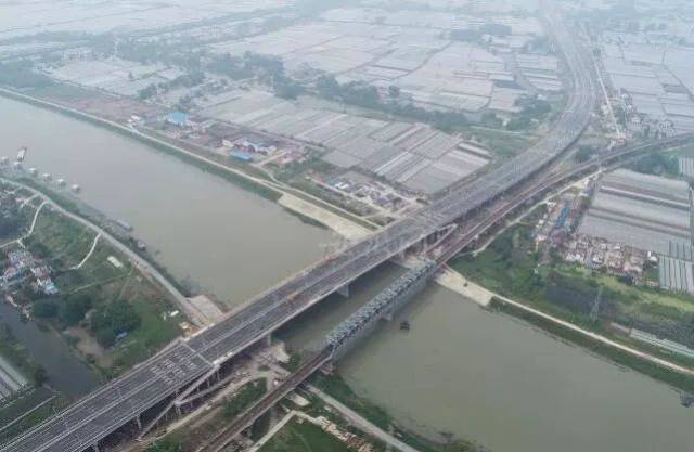76米,主桥采用连续梁结构,主梁断面结构形式采用双幅单箱三室波形钢