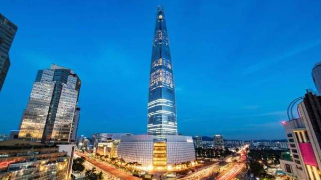 乘坐世界上最快的电梯在首尔的壮观的新摩天大楼
