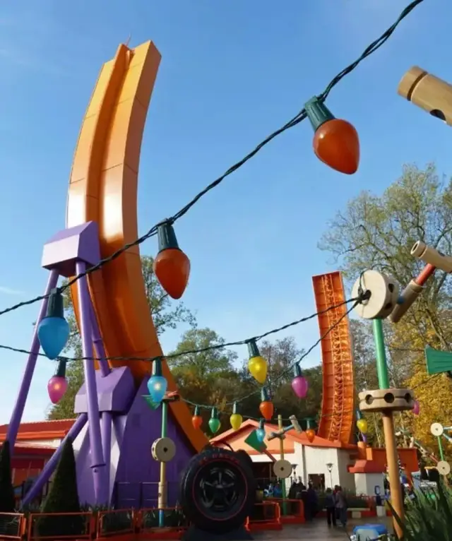 从抱抱龙冲天赛车亮相谈u型过山车的前世今生