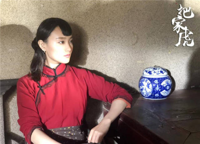 《把家虎》首曝女主剧照 康琳浠红衣出镜演绎传奇女性_手机搜狐网