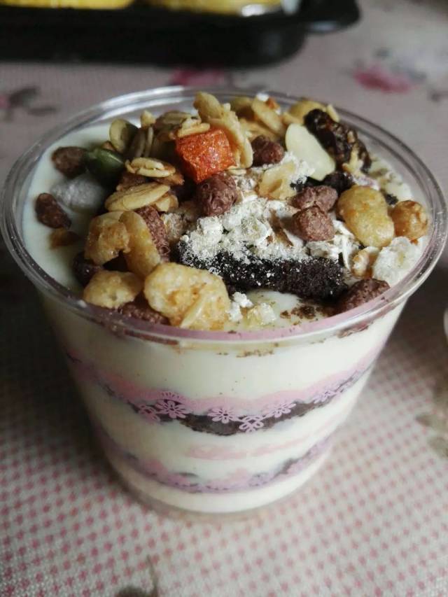 记者教你在家做美味的"奥利奥酸奶水果杯 "!