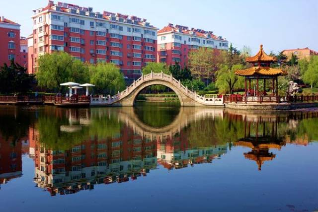 柳湖公园,位于青岛西海岸新区黄岛街道办事处,这个以湖边茂密绿柳命名