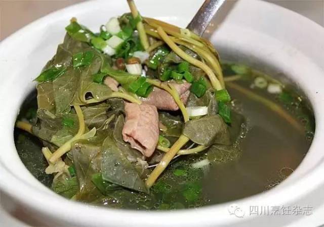 取不锈钢桶上火,掺入适量清水并放入猪棒骨,猪小肠和绿豆,炖至汤铣Ζ