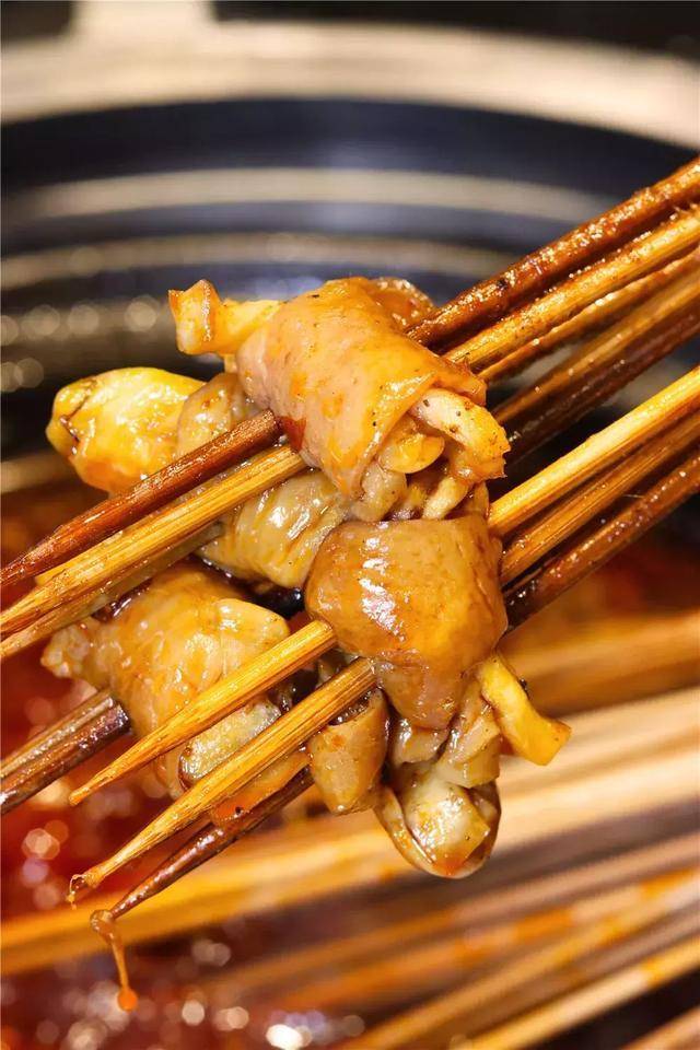 九街有家特别酷的串串店,有熊猫有独创肥肠,锅底还会坐电梯!