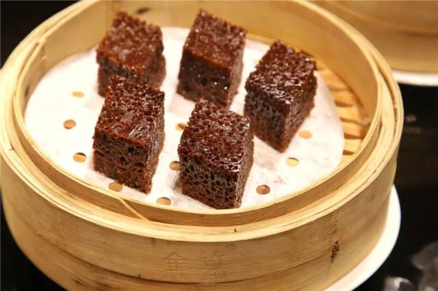 答应我,一定要趁热的时候去用心体味它,好吃到哭泣! / /蜂巢黑糖糕