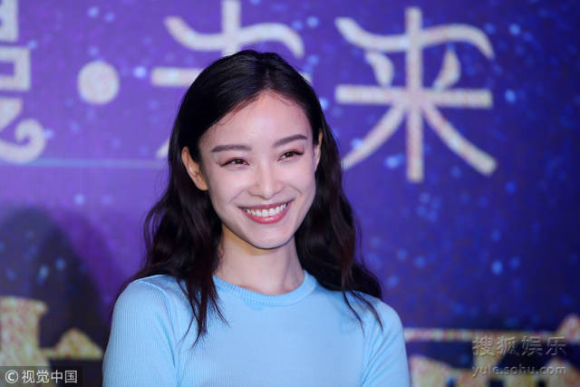 倪妮燦笑心情好 著百褶藍裙優雅似少女