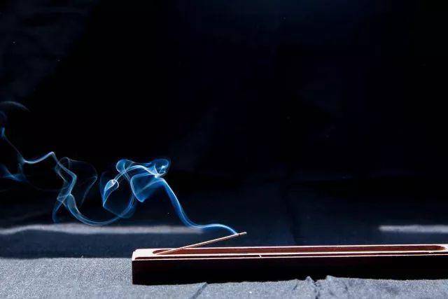 火熏香,水浮印香,秦汉天香等六套香道表演,以独特的香道艺术表现形式