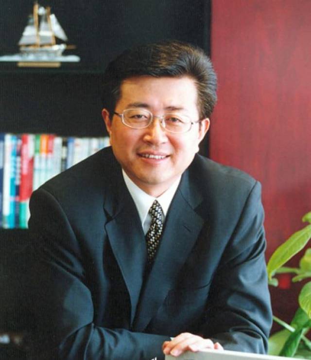 而在从事证券业之前,蔡咏从事的是更为高尚的行业——教书育人.